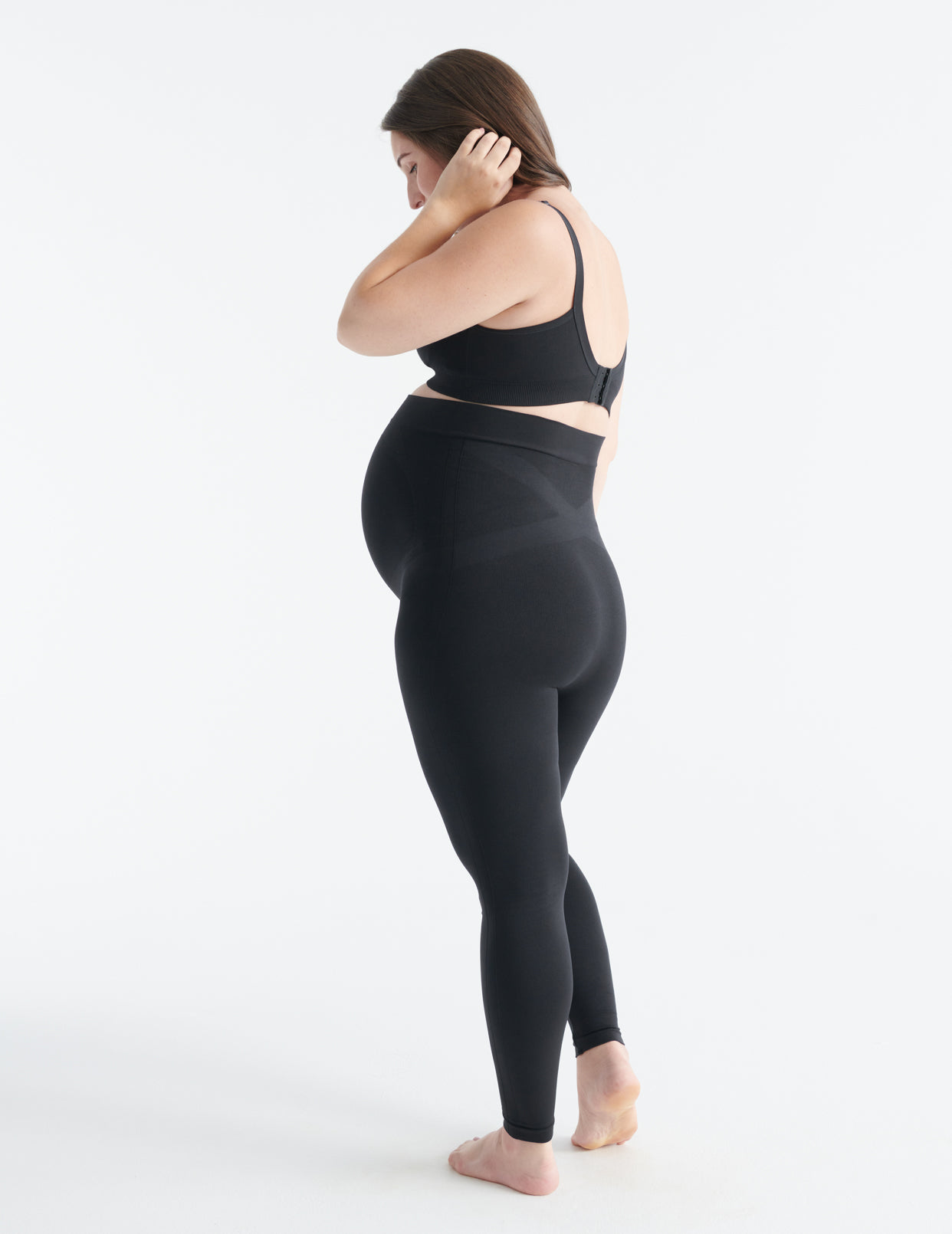 Ashleigh wears a size L | Black
