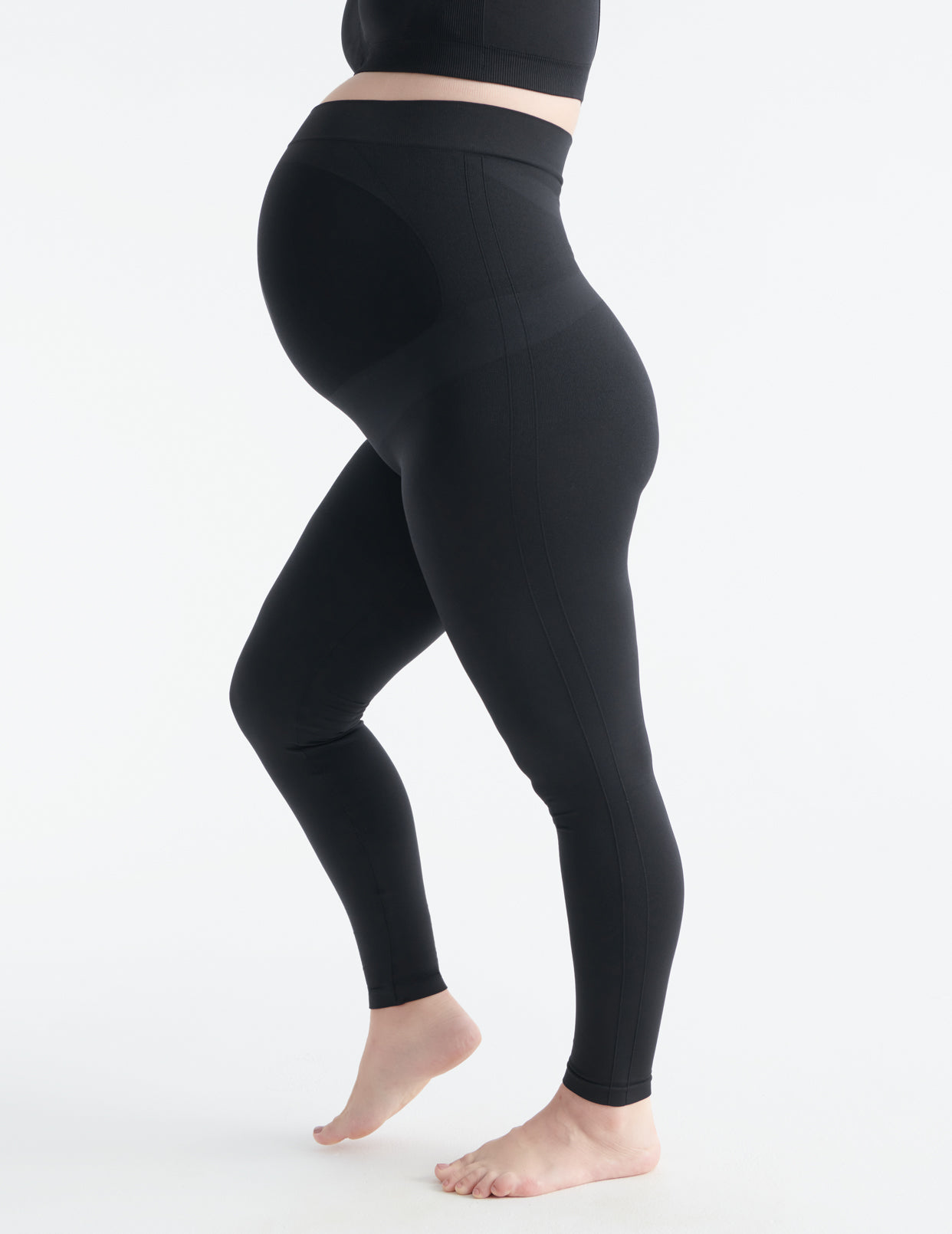 Ashleigh wears a size L | Black