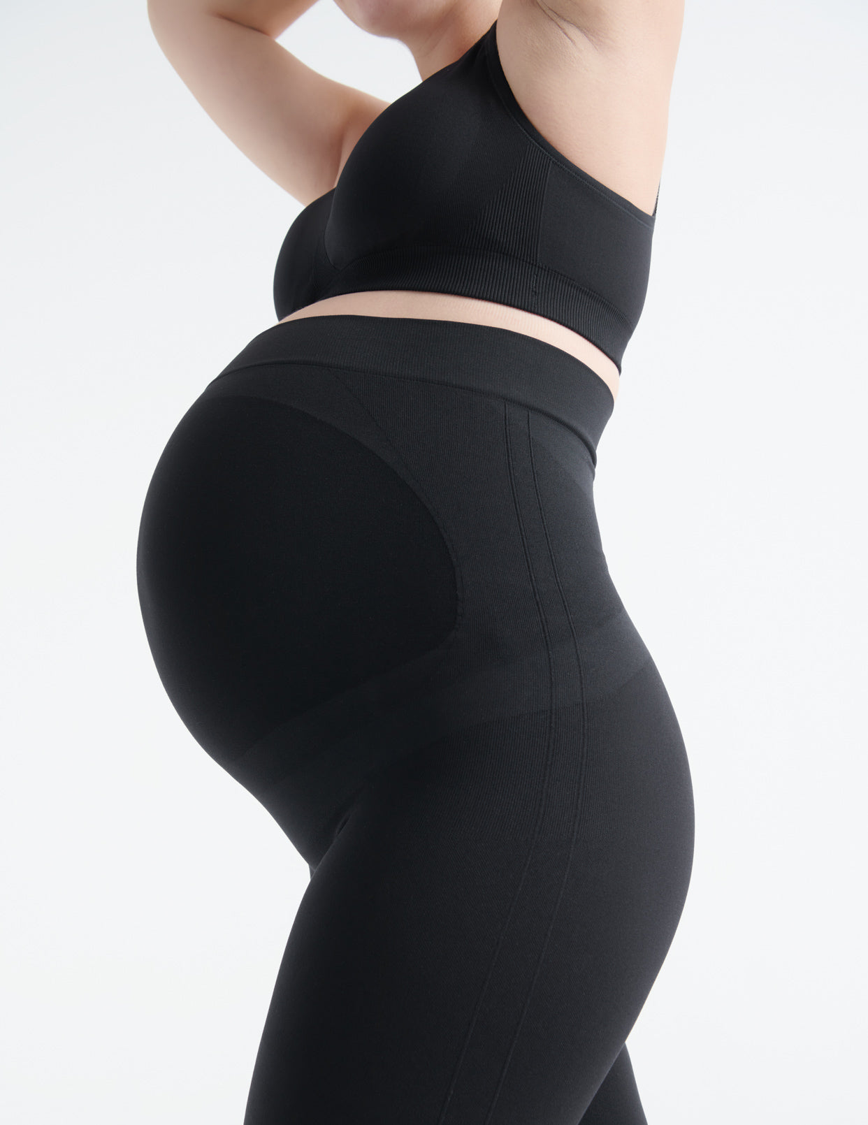 Ashleigh wears a size L | Black