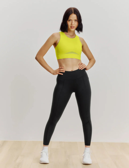 Sydney has 39" hips and wears a Knix size M | Black