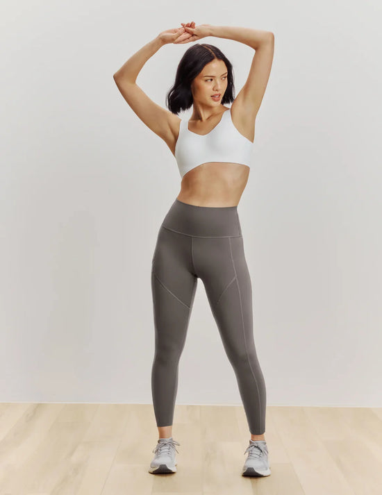 Sydney has 39" hips and wears a Knix size M | Titanium
