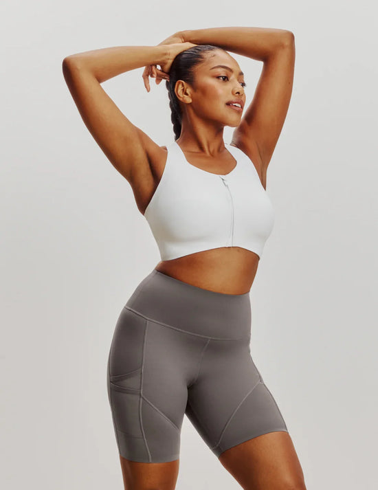 Cassaerea has 42" hips and wears a Knix size L | Titanium