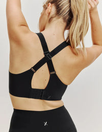 Sarah is a 34DD and wears a Knix size 6+ | Black