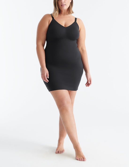Gabrielle is a 38DD and has 45" hips and wears a Knix size XL | Black