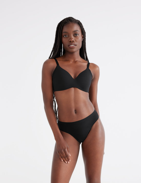 Abigail has 33" hips and wears a Knix size XS | Black