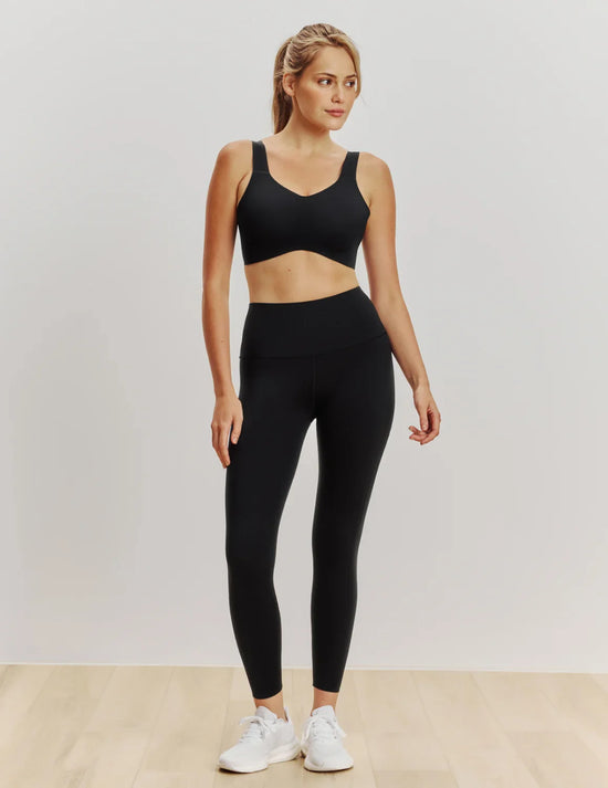 Sarah has 39" hips and wears a Knix size M | Black
