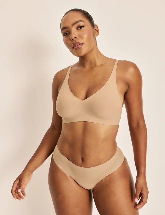 Amber has 46” hips, and wearing KNIX L | Warm Sand
