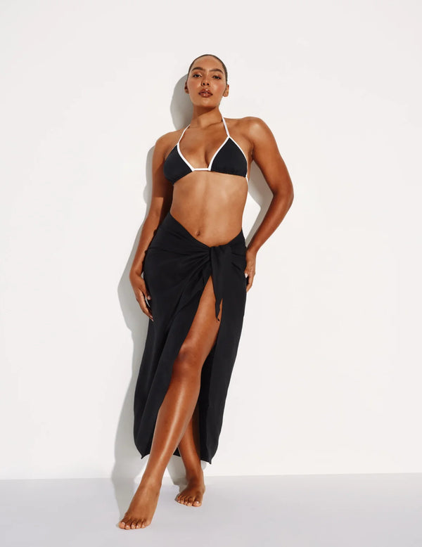 Amber has 44” hips and wears a Knix size M/L | Black