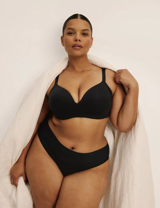 Leslie has 49” hips, wearing KNIX XXL | Black