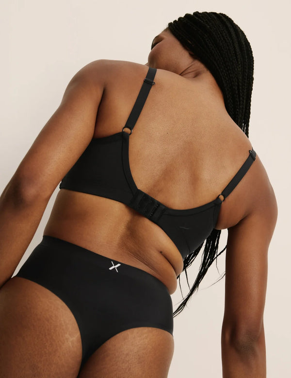 Gin has 38” hips, and wearing KNIX S | Black