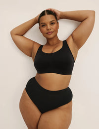 Leslie has 49” hips, wearing KNIX XXL | Black