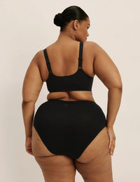 Leslie has 49” hips, wearing KNIX XXL | Black