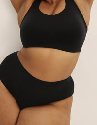 Leslie has 49” hips, wearing KNIX XXL | Black