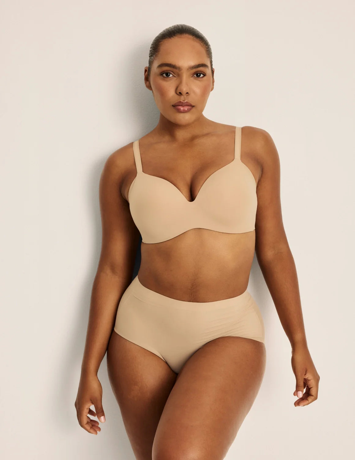 Amber has 46” hips, and wearing KNIX L | Warm Sand