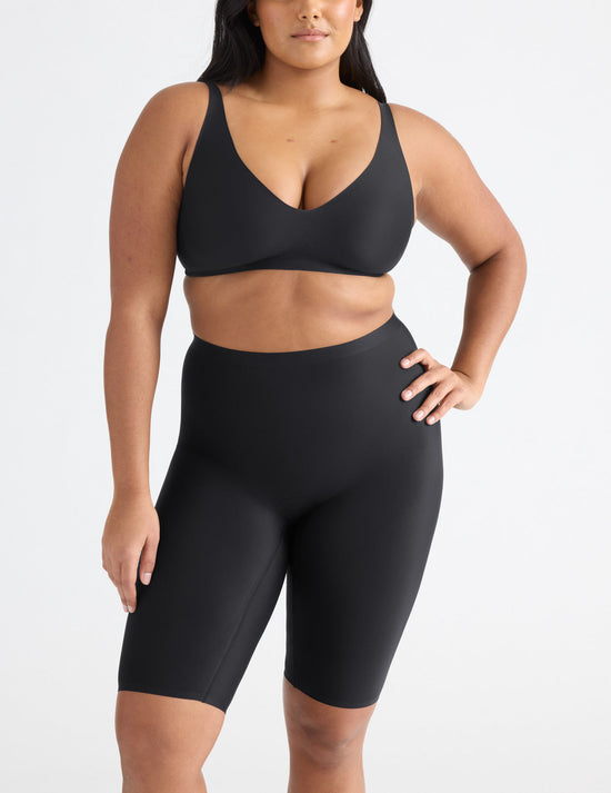 Adiya has 43" hips and wears a Knix size L | Black
