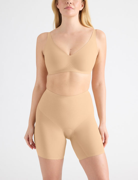 Isabelle has 40" hips and wears a Knix size M | Warm Sand