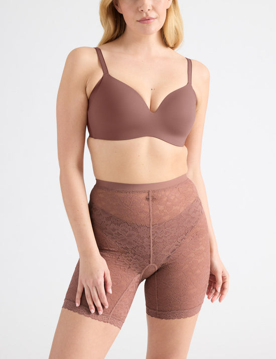 Isabelle has 40" hips and wears a Knix size M | Sola