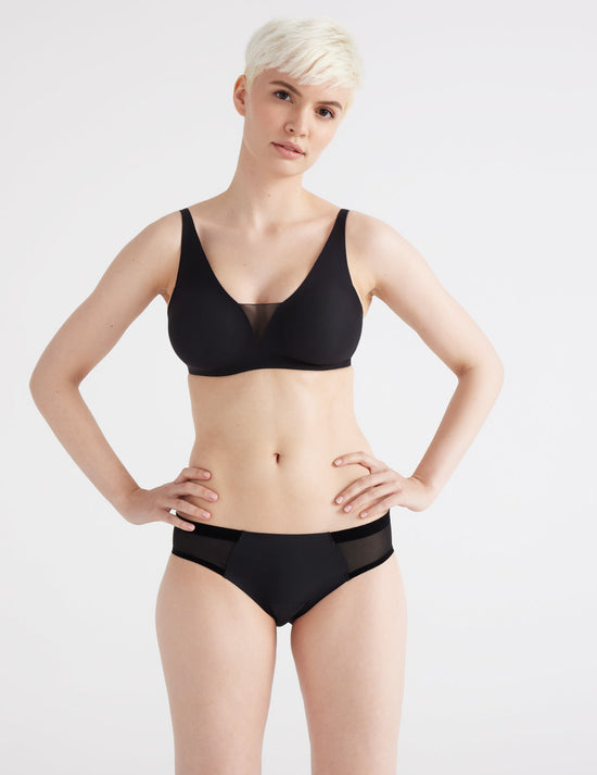 Claire has 35" hips, 24" waist and wears a Knix size S | Black