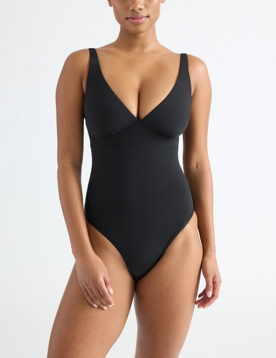 Jay is a 30F, has 36" hips and wears a Knix size XS+ | Black