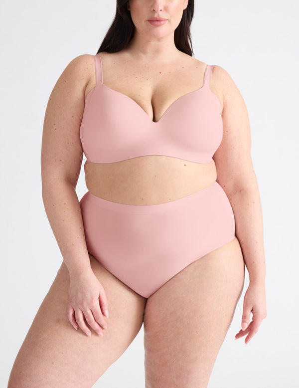 Gabrielle has 48” hips and wears a Knix size XXL  | Rose Water
