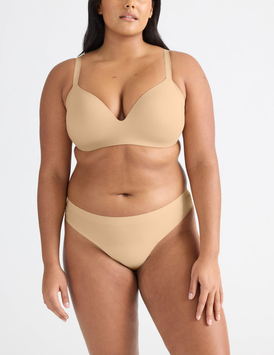 Adiya has 43" hips and wears a Knix size L | Warm Sand