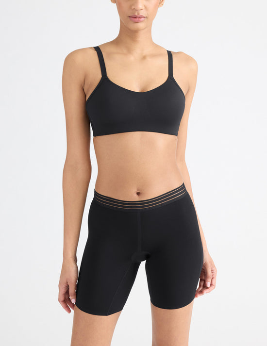 Tsanna has 34.5" hips and wears a Knix size S | Black
