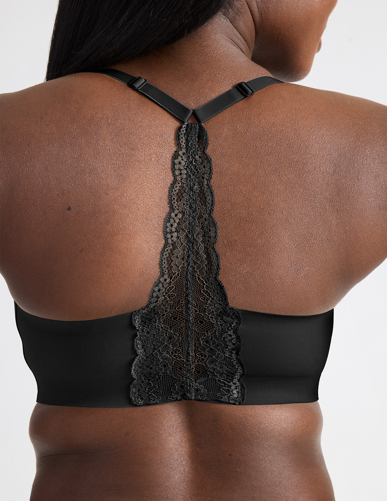 Tamiah is a 34D and wearing KNIX M+ | Black