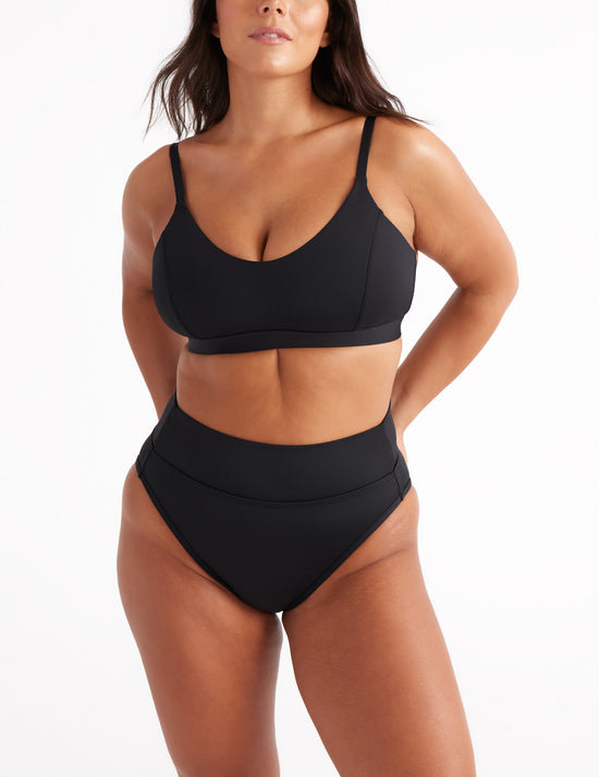 Maya has 42" hips and wears a Knix size L | Black