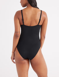 Jay is a 30F and wears a Knix size XS+ | Black