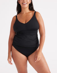 Jessie is a 38G and is wearing a Knix size XL | Black
