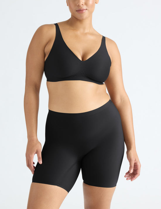 Alicia has 44" hips and wears a Knix size L | Black