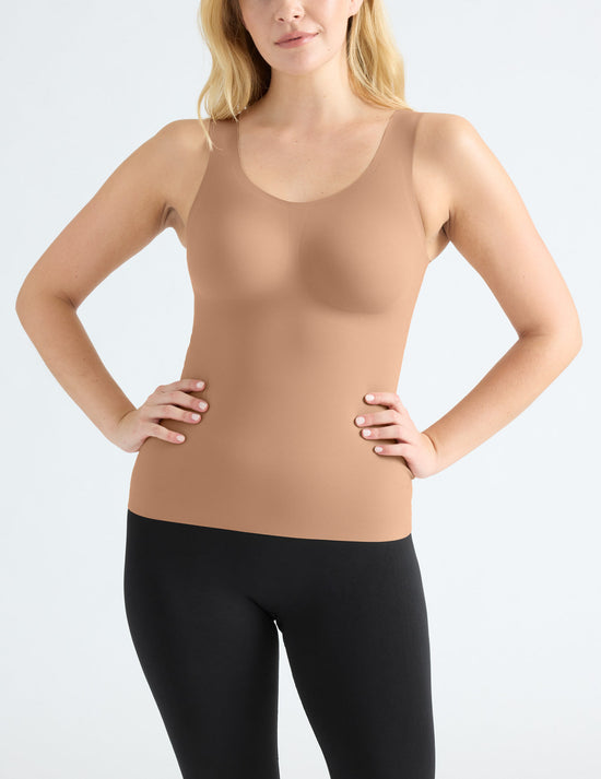 Isabelle is a 34DD, has 40" hips and wears a Knix size M | Cavassa