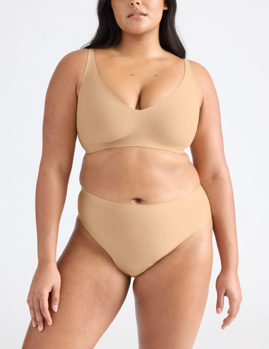 Adiya has 43" hips and wears a Knix size L | Warm Sand