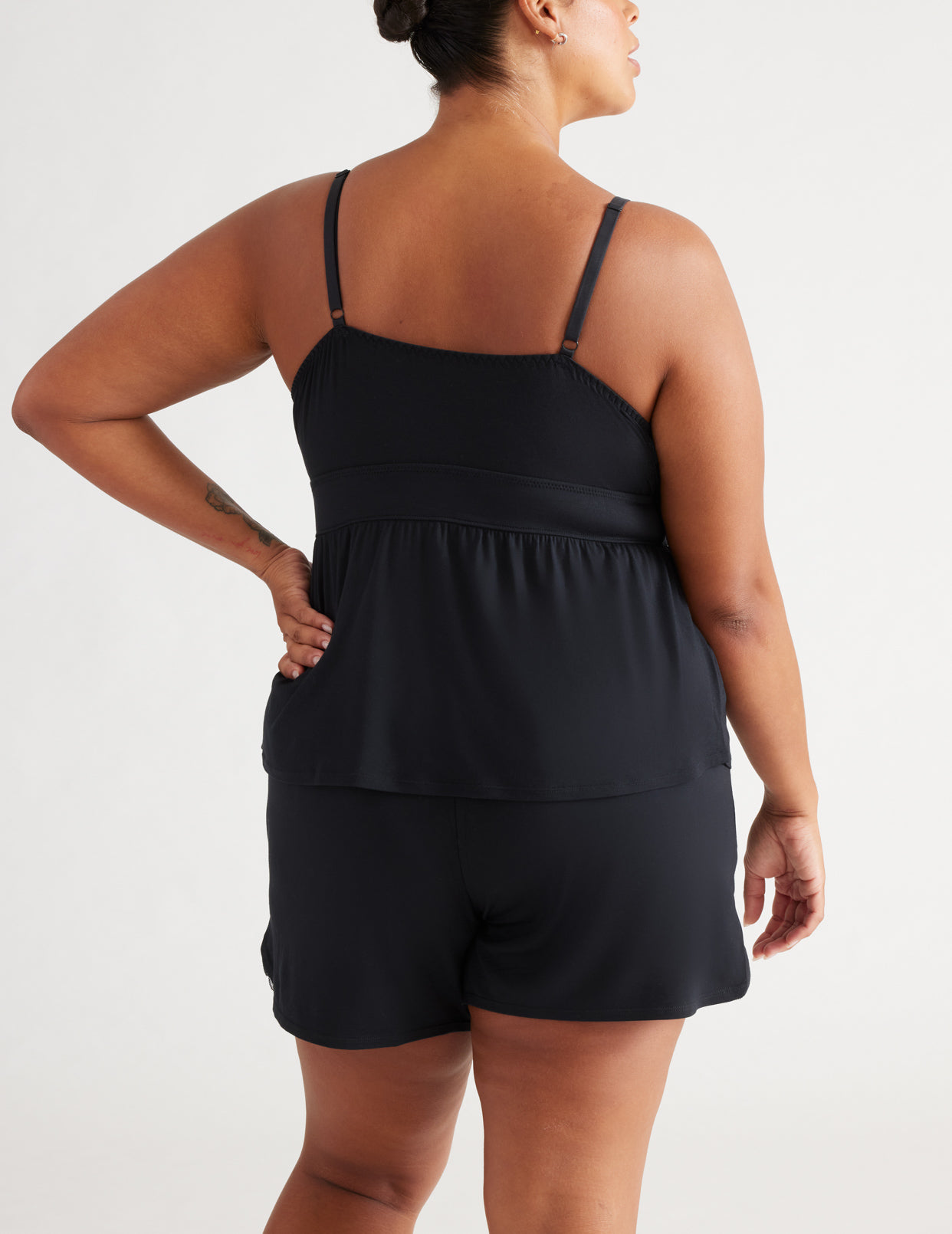 Candice is a 40DD and wears a Knix size XXL | Black