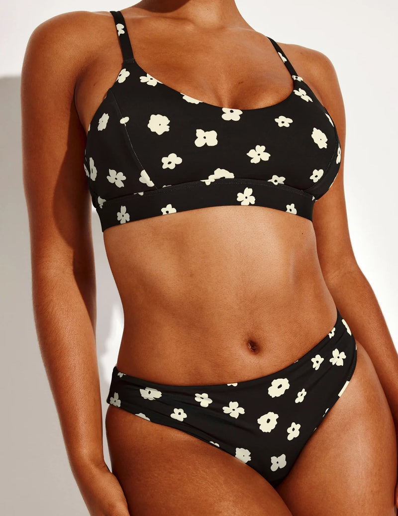 Amber has 44” hips and wears a Knix size L  | Daisy