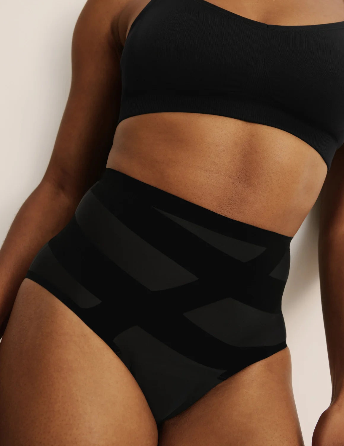 Gin has 38” hips, and wearing KNIX S | Black