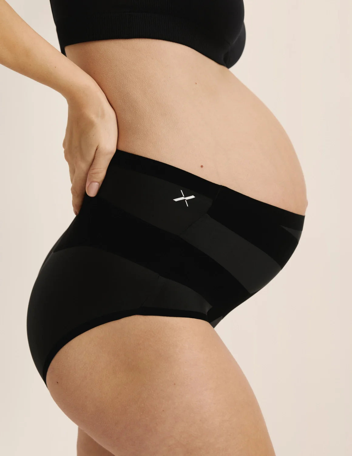Elyse is wearing KNIX L | Black
