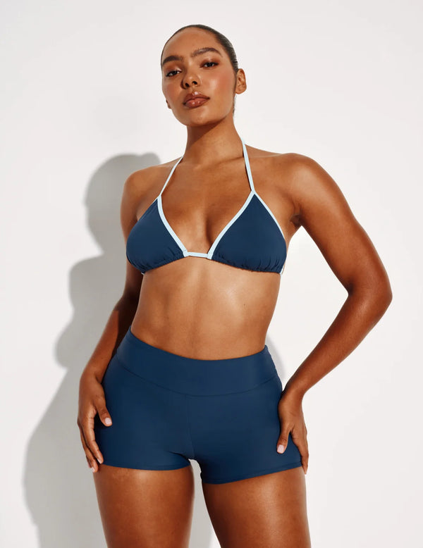 Amber has 44” hips and wears a Knix size L | Horizon