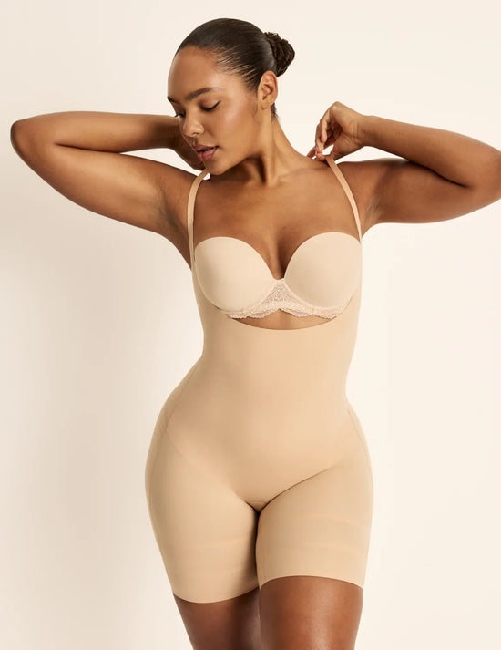 Amber is a 36C, has 46” hips, is 5’10.5” tall and wears a size L | Warm Sand