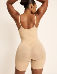 Amber is a 36C, has 46” hips, is 5’10.5” tall and wears a size L  | Warm Sand