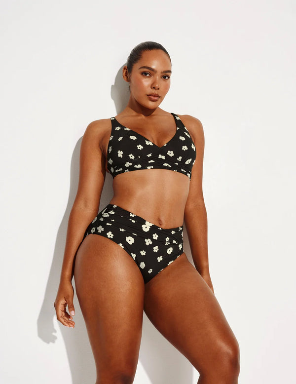 Amber has 44” hips and wears a Knix size L  | Daisy