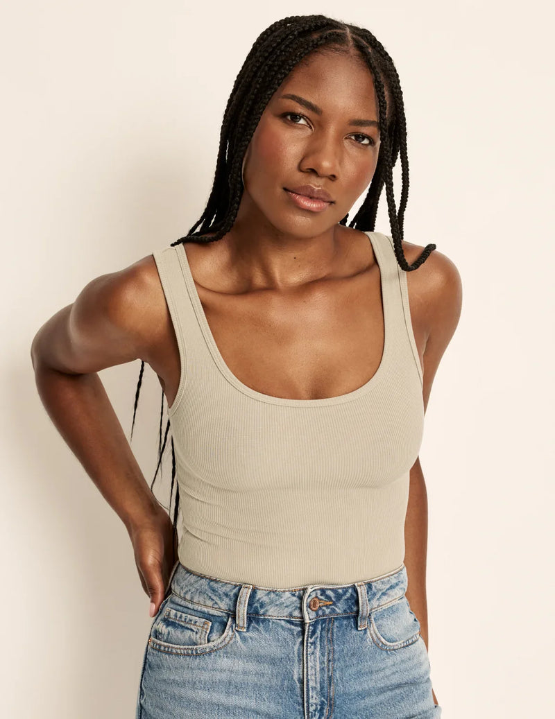 Gin is a 34DD wears a size M | Fawn