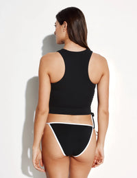 Sofia is a 32C and wearing KNIX S | Black