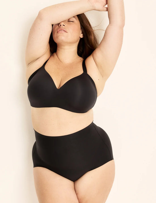 Clementine has 51" hips, is 5'9.5" tall and wears a size XXL | Black