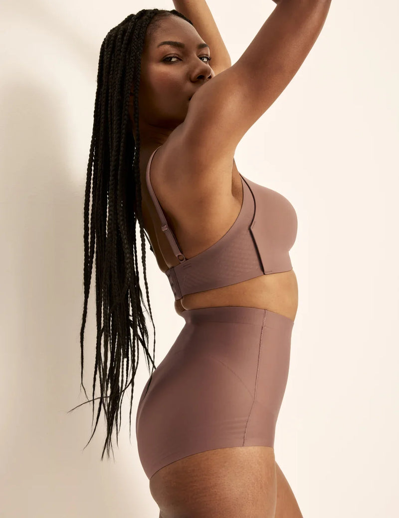 Gin has 38” hips, is 5’8” tall and wears a size S  | Sola