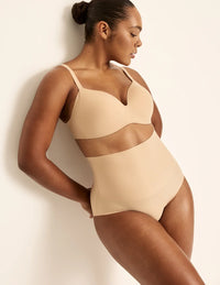 Amber has 46” hips, is 5’10.5” tall and wears a size L  | Warm Sand