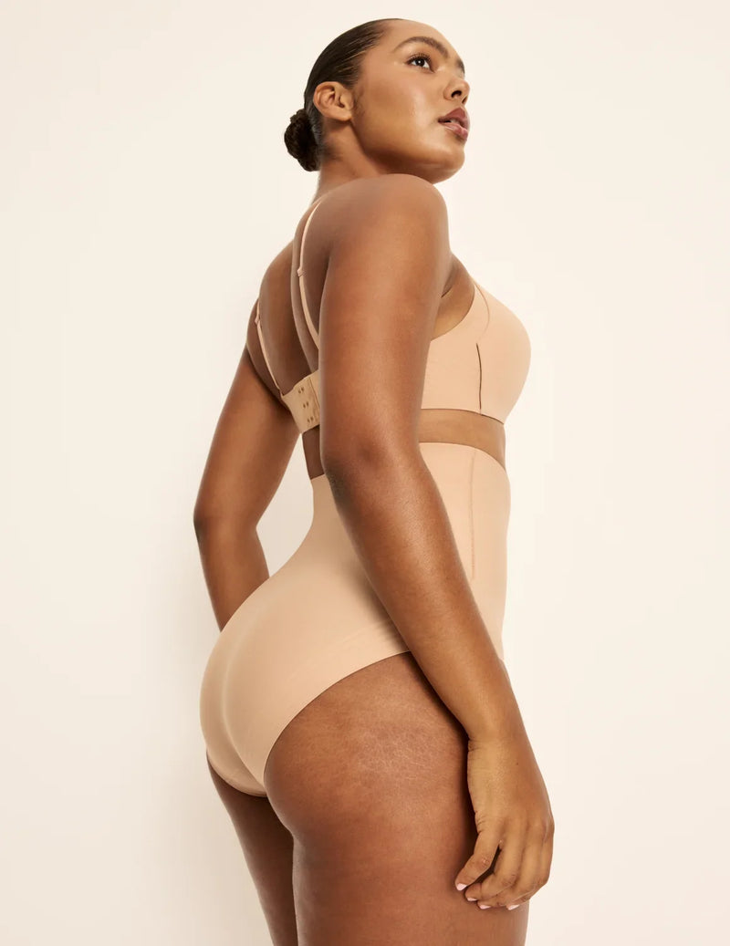 Amber has 46” hips, is 5’10.5” tall and wears a size L  | Warm Sand