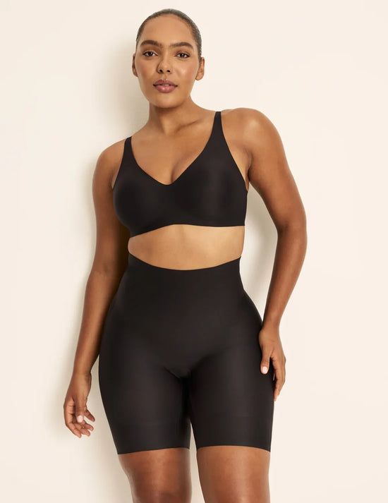 Amber has 46” hips, is 5’10.5” tall and wears a size L | Black