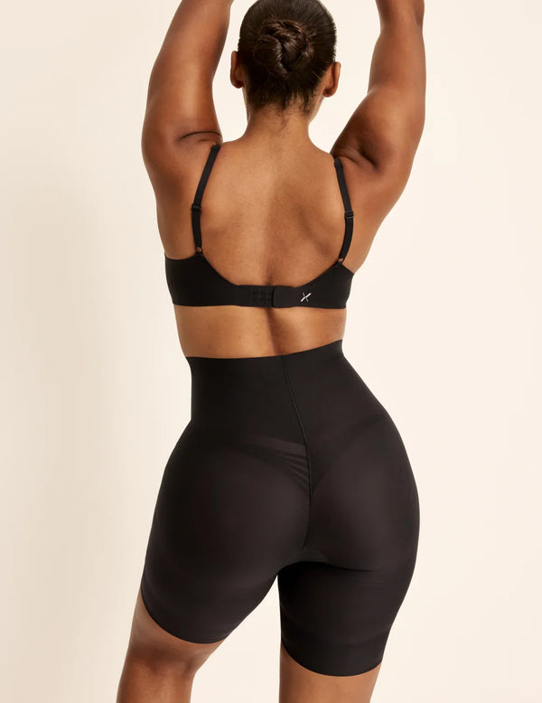 Amber has 46” hips, is 5’10.5” tall and wears a size L | Black