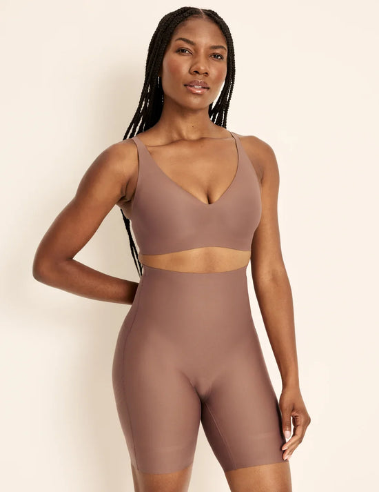 Gin has 38” hips, is 5’8” tall and wears a size S | Sola